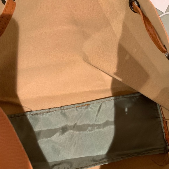 New !!! 🖤 Vegan Leather Camel tote w/clutch - Picture 4 of 5